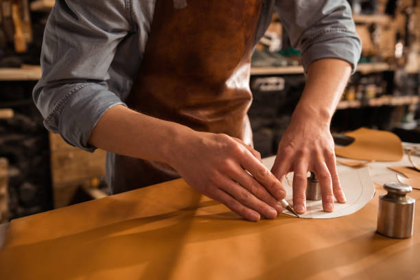 Artigiano al lavoro su un pezzo di pelle